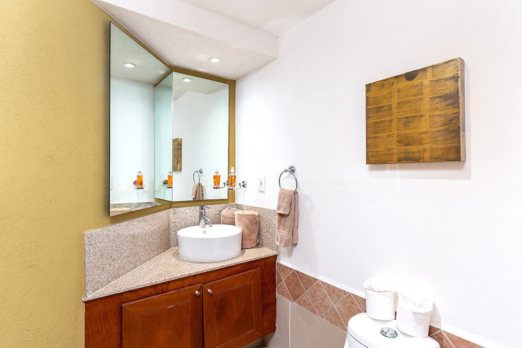 Medio baño de cortesía para las visitas