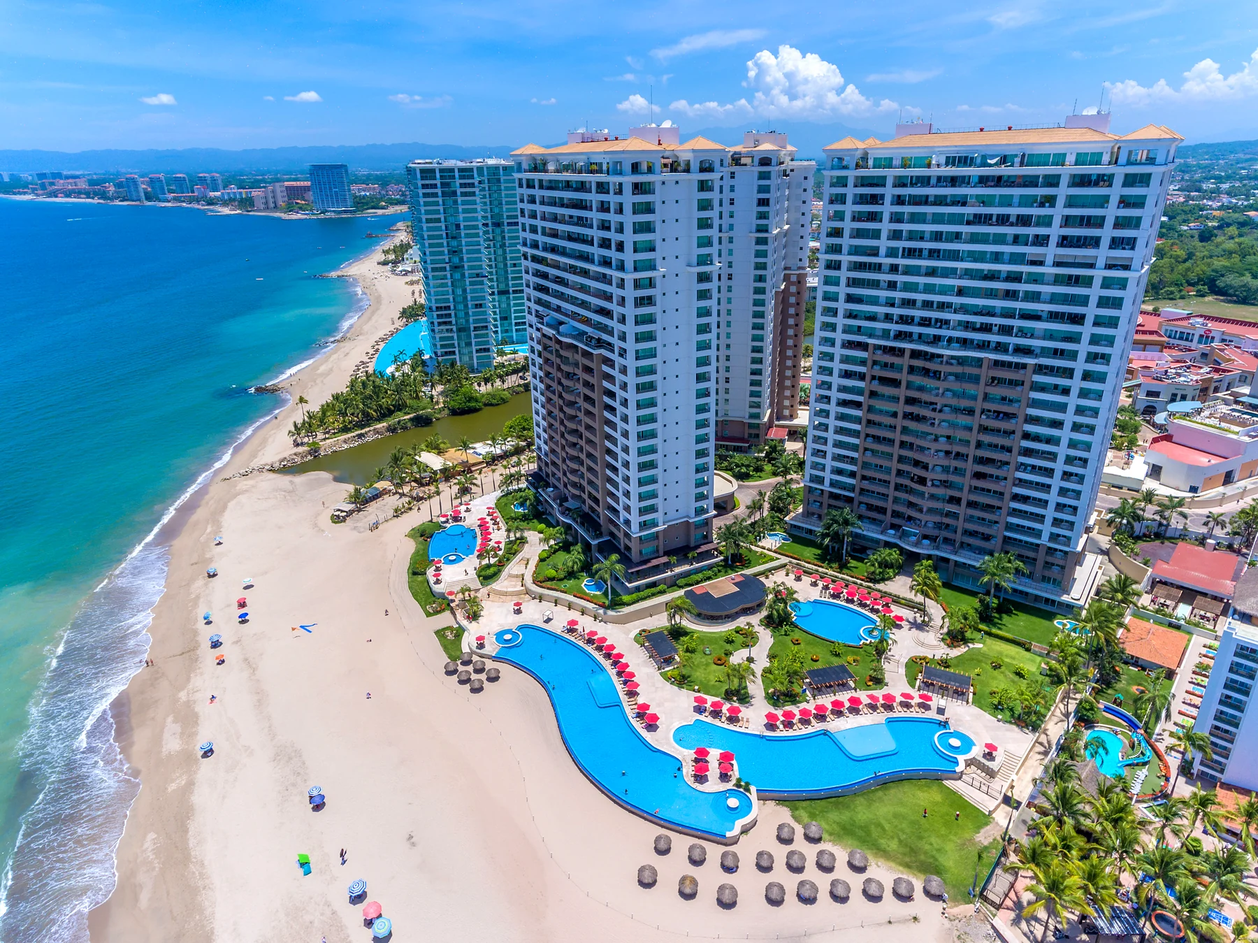 Vista aérea del Grand Venetian, sus albercas y la playa de Puerto Vallarta
