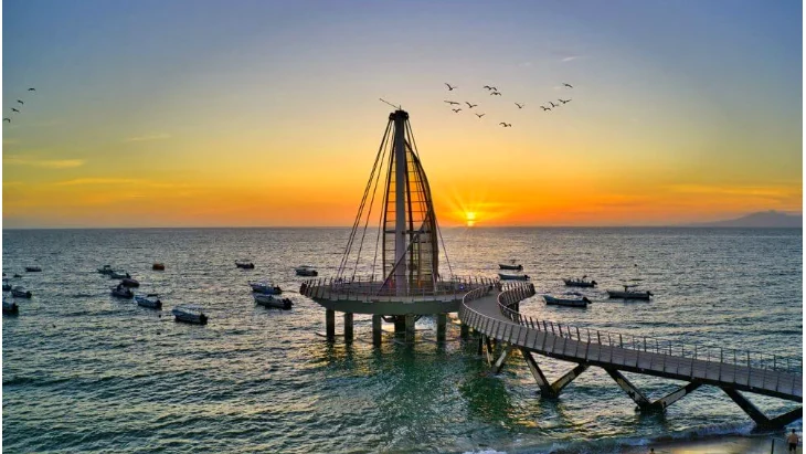 Atardecer sobre la Bahía de Banderas: el muelle de Los Muertos encendido en oro