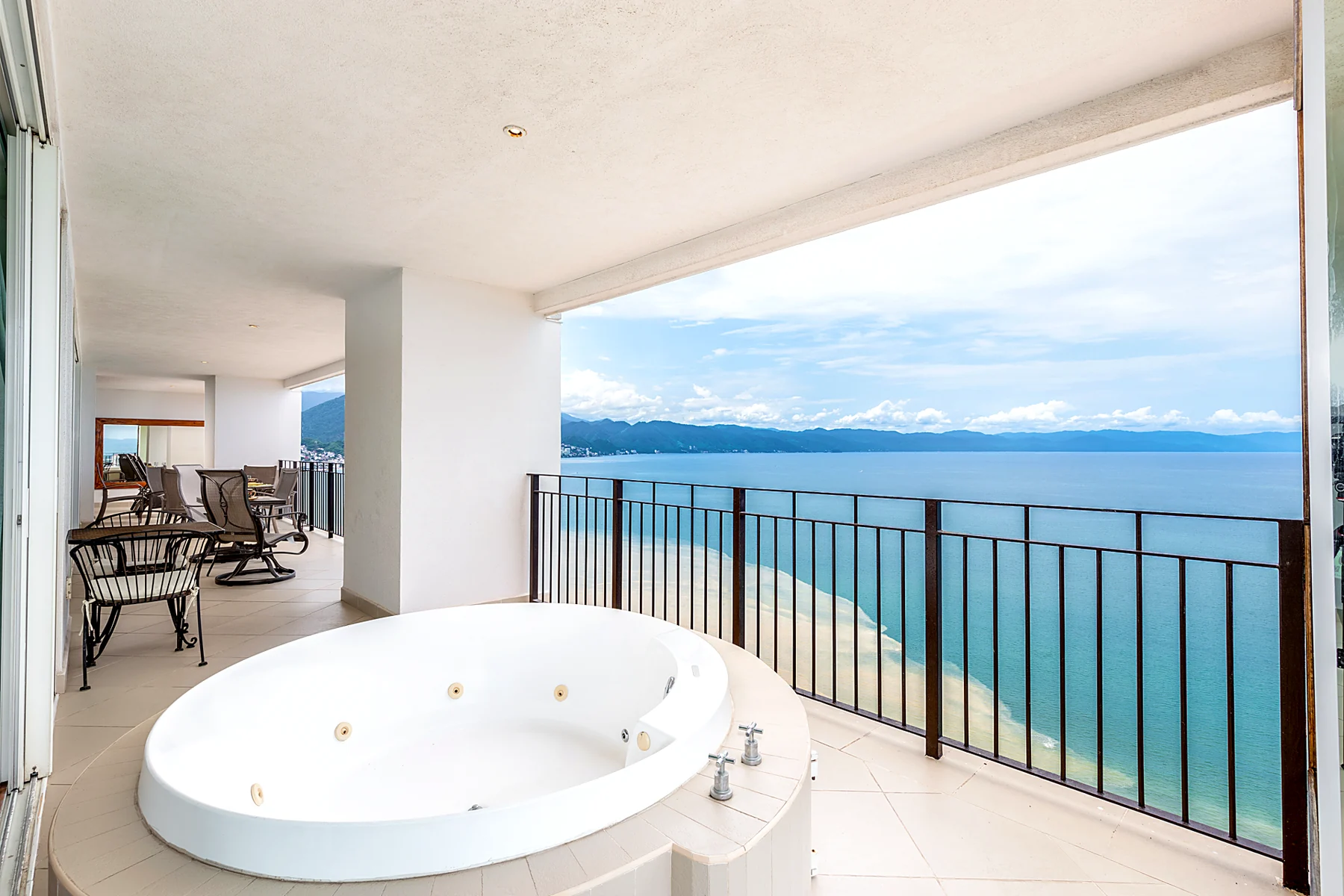Jacuzzi al aire libre en la terraza, suspendido frente a la Bahía de Banderas