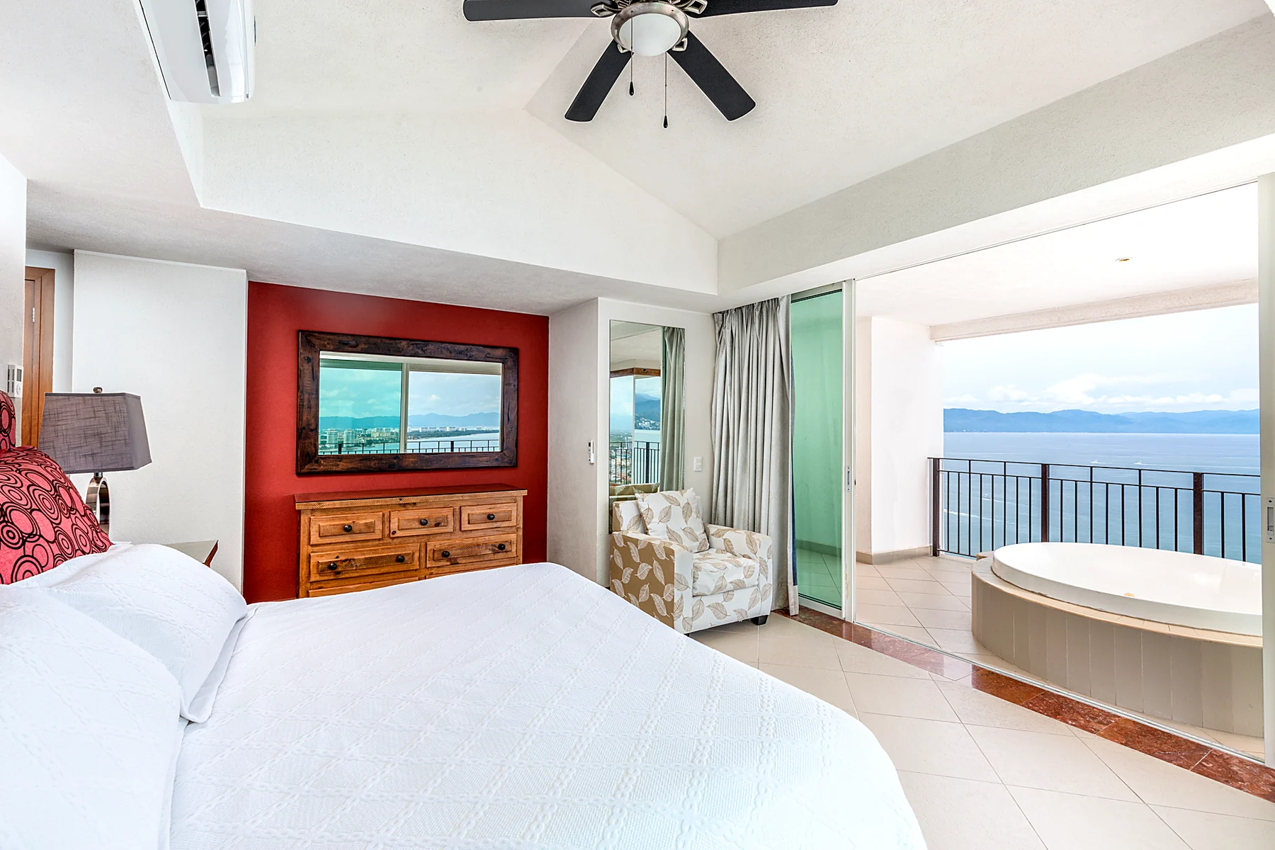Recámara con vista al mar y acceso al jacuzzi de la terraza