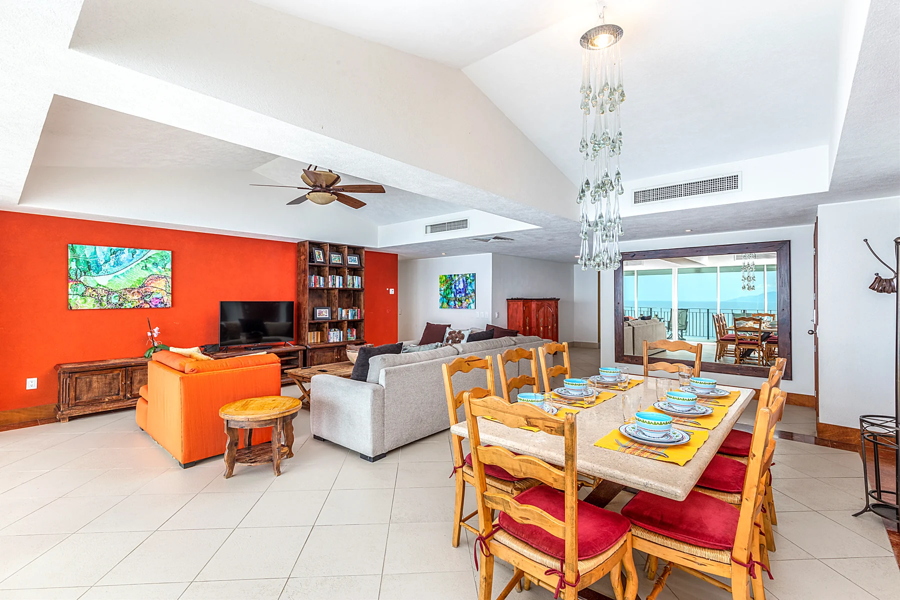 El salón y el comedor bajo el techo alto, abiertos al horizonte