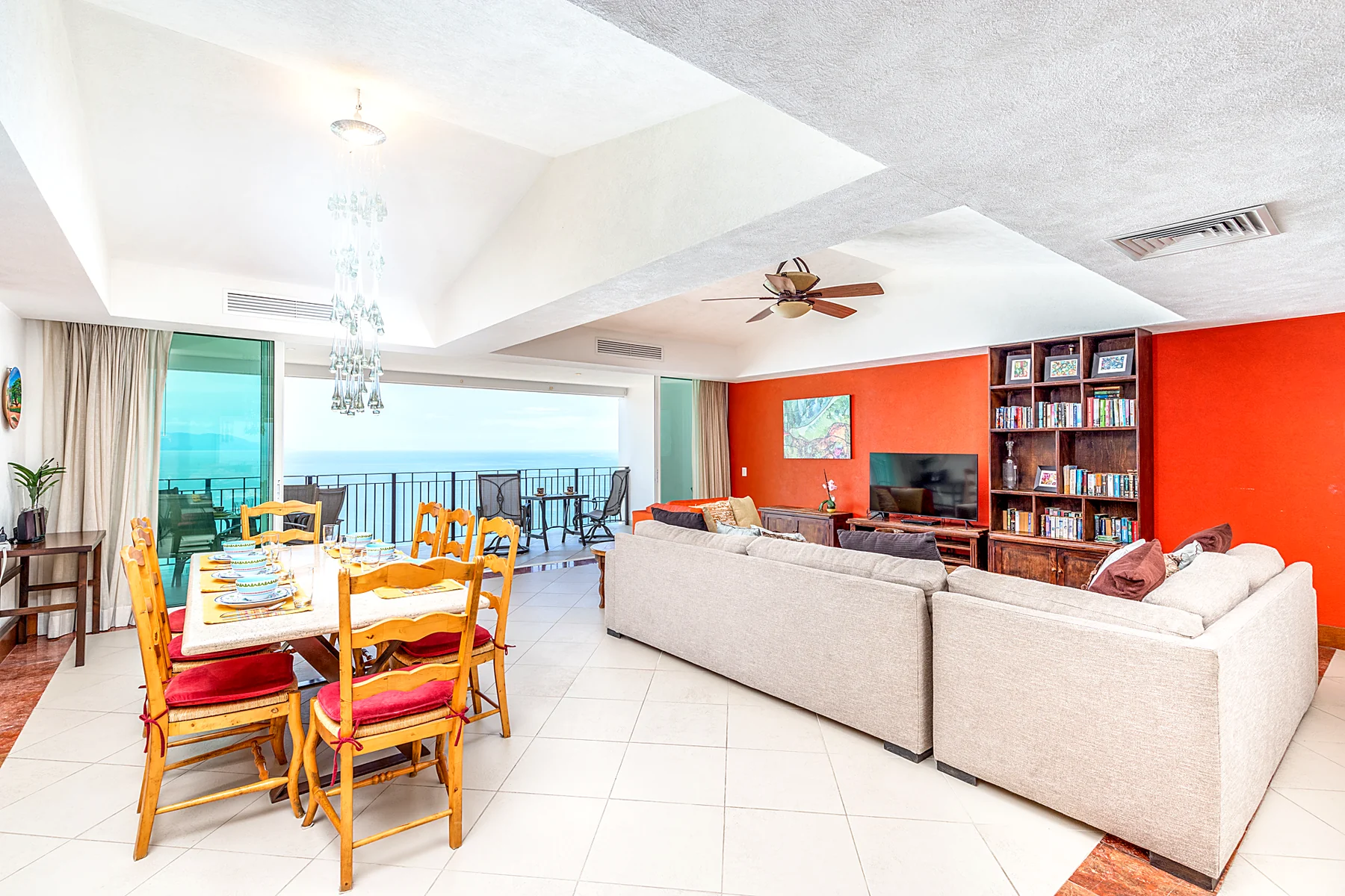 Comedor y salón integrados, abiertos de par en par al horizonte